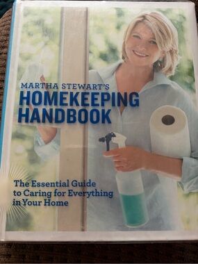 Martha Stewart's Homekeeping Handbook Hardcover 1st Edition 1st Print 2006 OS